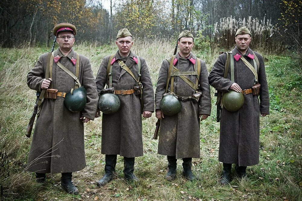 Одежда во время войны. Солдат РККА 1941. Солдаты Советской армии второй мировой 2д. Шинель рядового РККА 1941. Советский солдат второй мировой реконструктор.