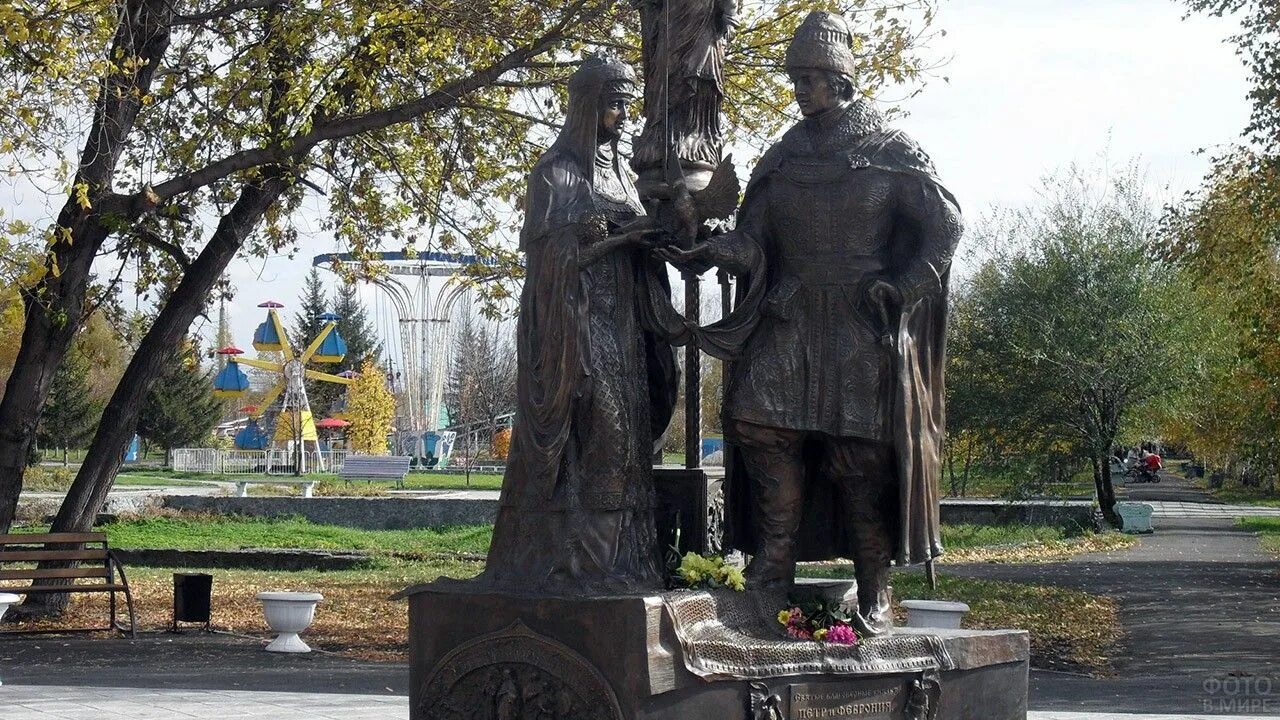 Памятник Петру и Февронии Муромским в Бийске. Памятник Петра и Февроньи в Бийске. Город Бийск памятник Петру и Февронии. Памятники любви верности в омске