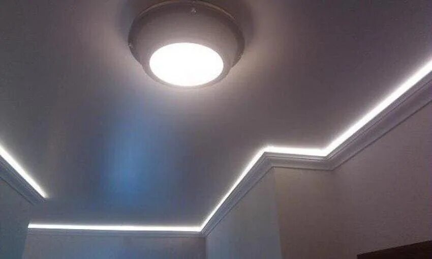 5 мм потолки. Закарнизная подсветка. Потолочный карниз со светодиодной подсветкой. Светодиодная подсветка потолка. Закарнизная подсветка потолка.