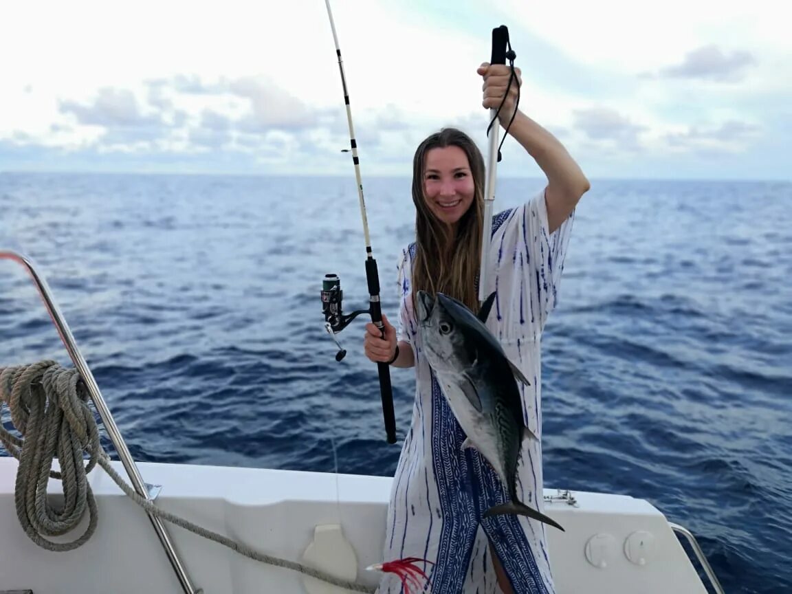 Рыболовный туризм. Рыбалка на яхте. Tour fishing. Рыбаки в море. Рыбалка в тайланде.