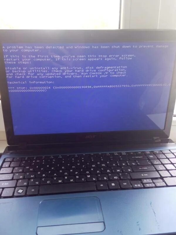 Синий экран на ноуте. Синий экран на ноуте асус. ноутбук асус виндовс 11. acer aspire a3 синий экран озу.