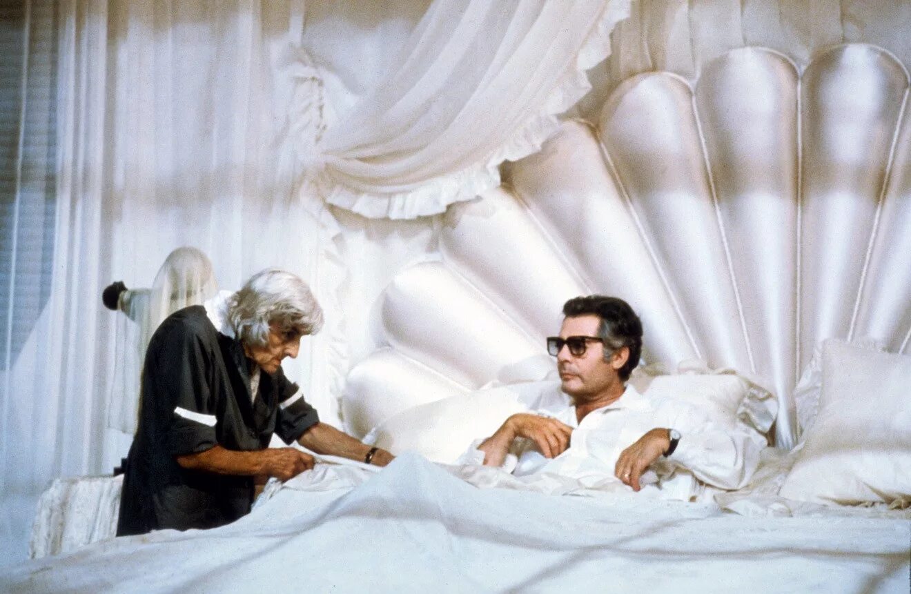 Федерико феллини. 8 1/2 феллини. Федерико феллини кадр из клипа. Frederico fellini. Федерико феллини колибри.