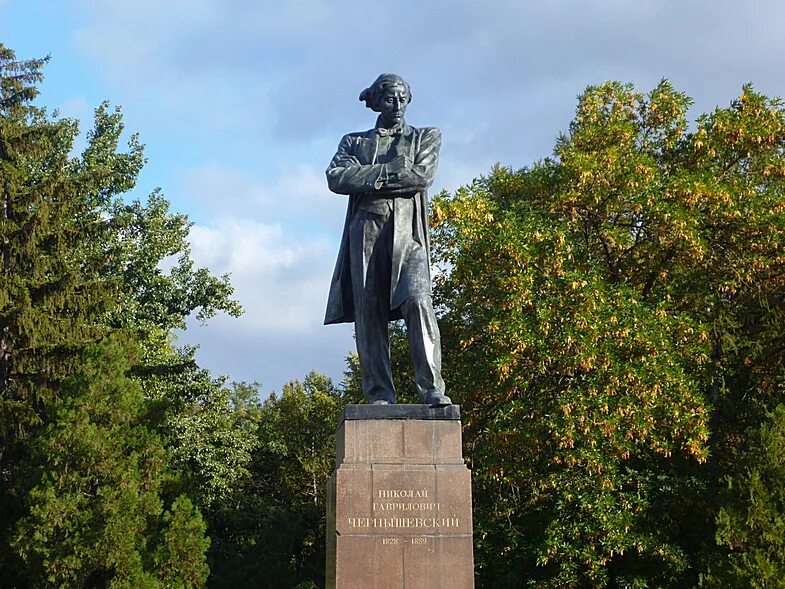 Памятник в чернышевском. Памятник Чернышевскому в Саратове. Чернышевский памятники в Саратове Чернышевскому. Памятник Чернышевскому (Саратов, площадь Чернышевского). Памятник н г Чернышевскому Саратов.