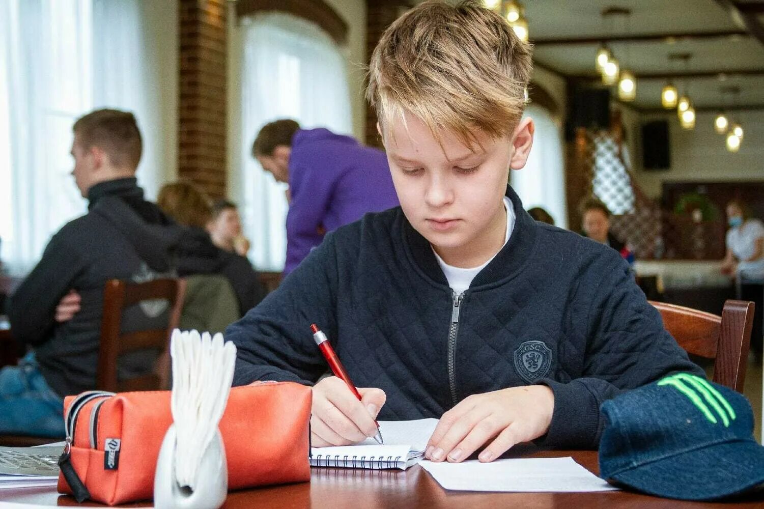 Урок в школе. Урусова чгу. Гагаринские уроки в 11 классе. 6 класс возрастные особенности школьников. Школьники за партой.