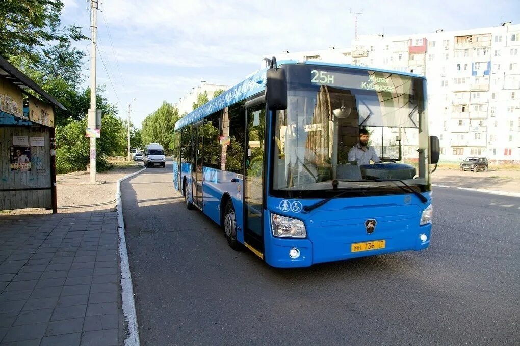 Автобусы астрахань в реальном времени. Автобусы ЛИАЗ В Астрахань. Синие автобусы Астрахань ЛИАЗ. 25 Автобус Астрахань. Синий автобус.