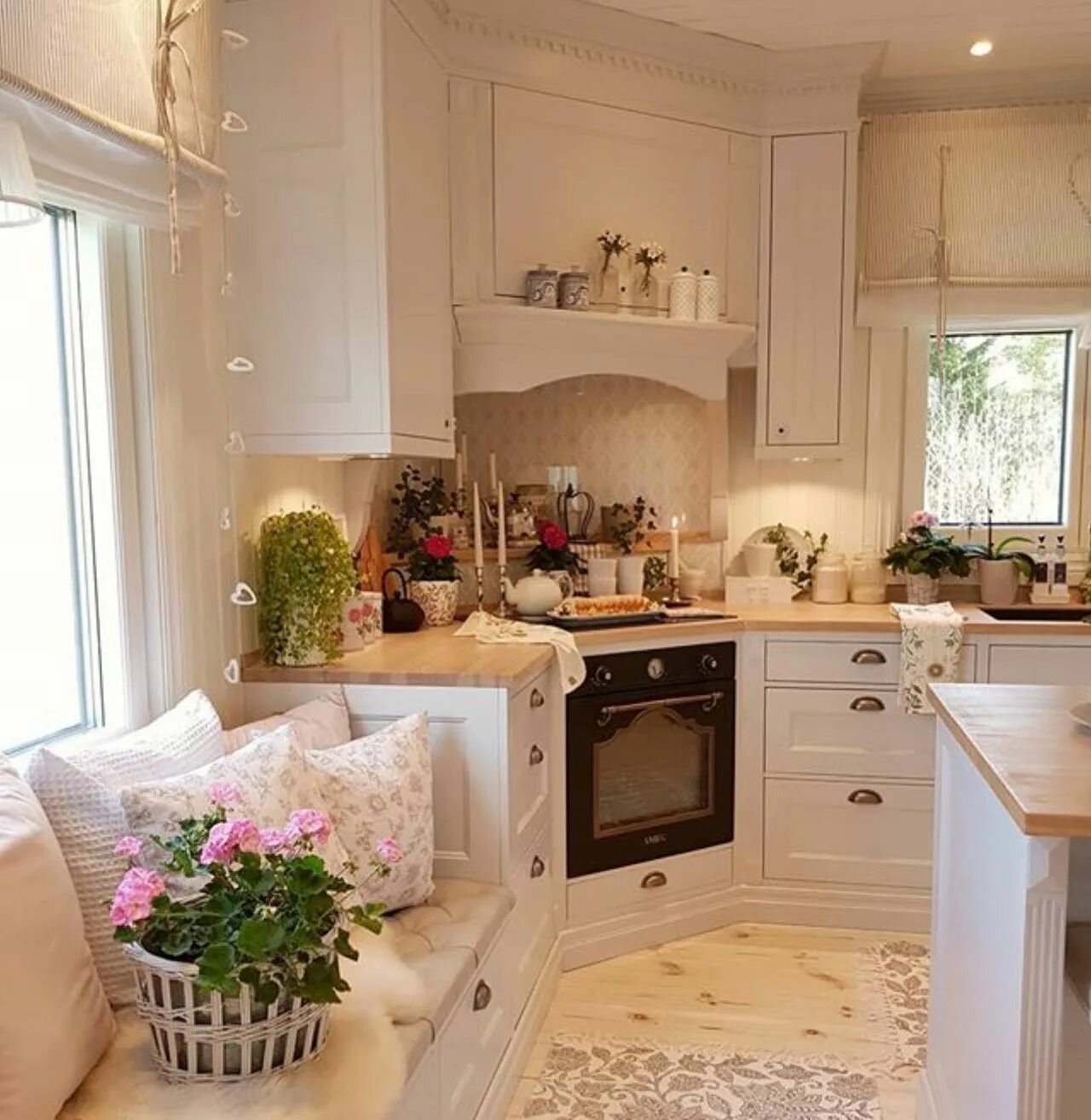 Кухня под лестницей. Голубая кухня в деревенском стиле. Фармхаус экстерьер. Тини хаус с верандой. Best small country.