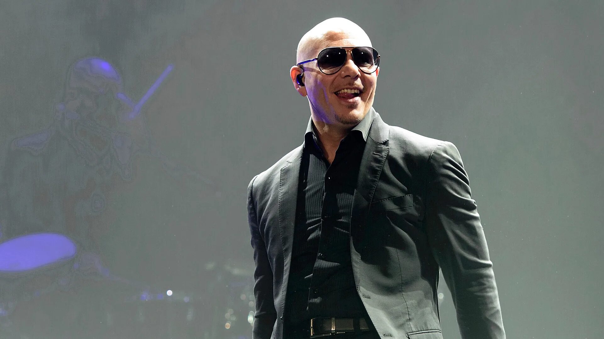 Pitbull suave. Pitbull певец 2025. питбуль рэппер 2025. pitbull рэпер 2025. питбуль певец в очках.