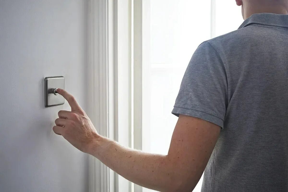 выключить свет. рука на выключателе. и боятся включать свет. выключатель света в комнате. чудовище в темноте фильм 1977.