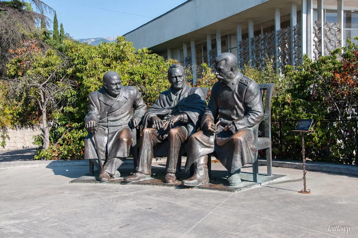 ливадийский дворец памятник сталину черчиллю. памятник сталину рузвельту. ливадийский дворец сталин рузвельт черчилль памятник. памятник церетели сталин черчилль. памятник сталину, рузвельту и черчиллю.