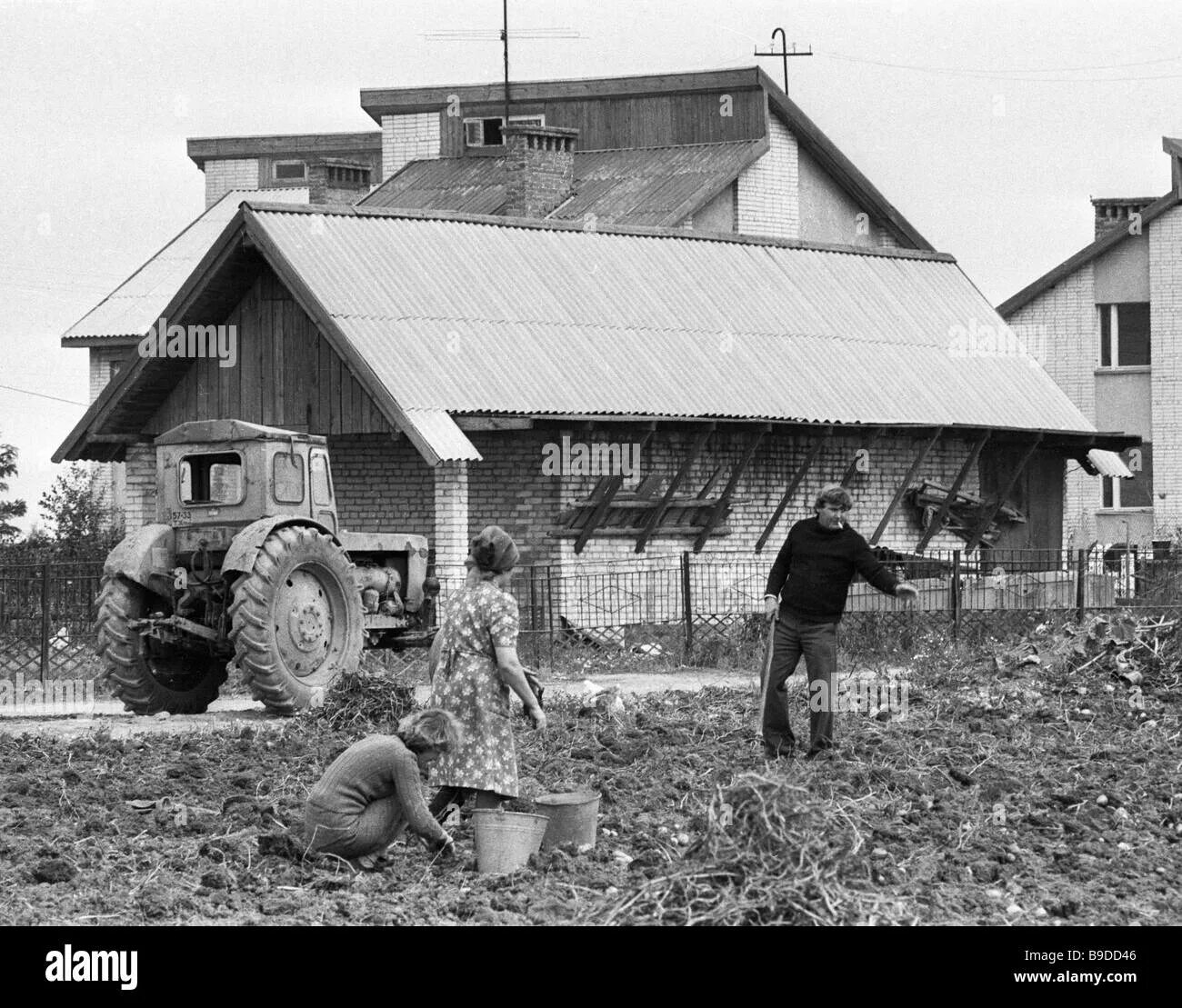 Советские крестьяне. Рынок в краснослободске, 1952. Образ тракториста. Колхоз лапоть. Крестьяне крепостные в лаптях.