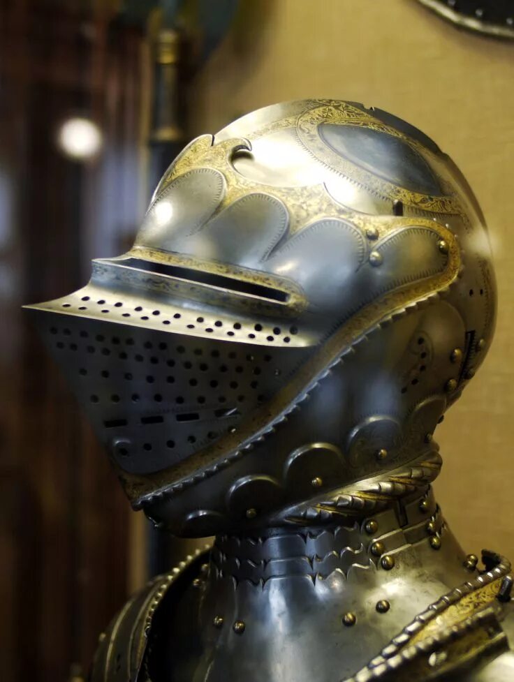 Армэ шлем 16 века. Бацинет короля. Шлемы рыцарей средневековья. Бронь шлема. Шлем с кольчугой.