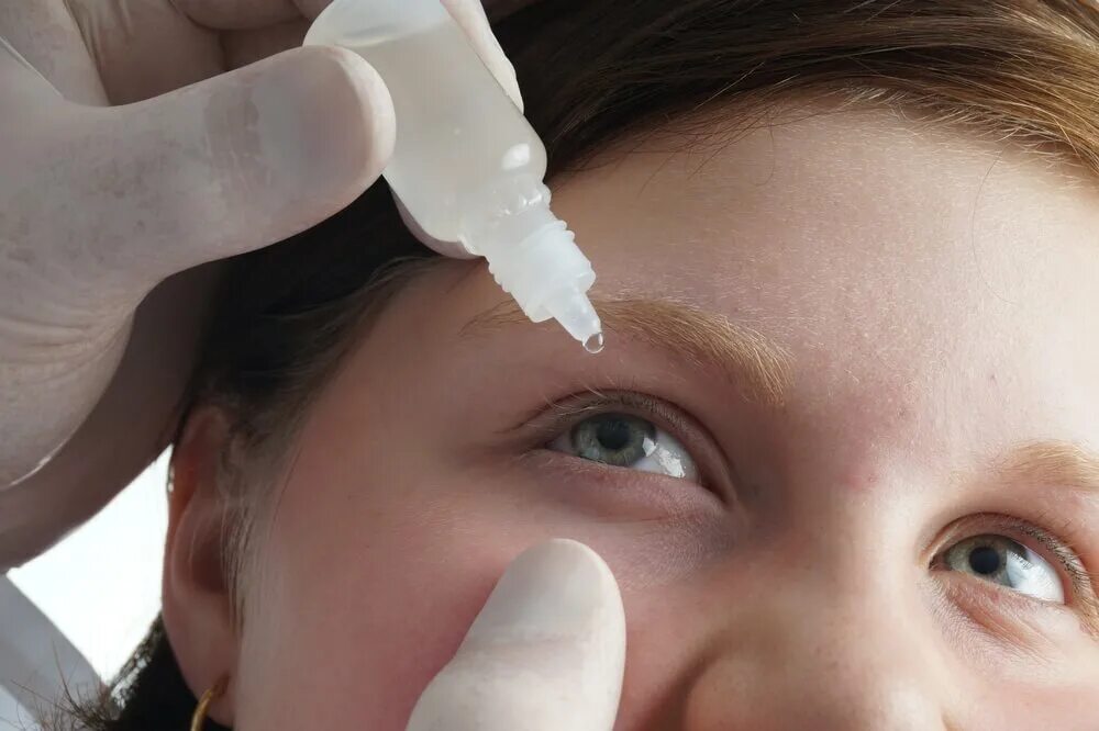 Глазные капли. Флоксал 5 % глазные капли. Разные капли в разные глаза. Капает в глаза. Девушка капает капли в глаз.