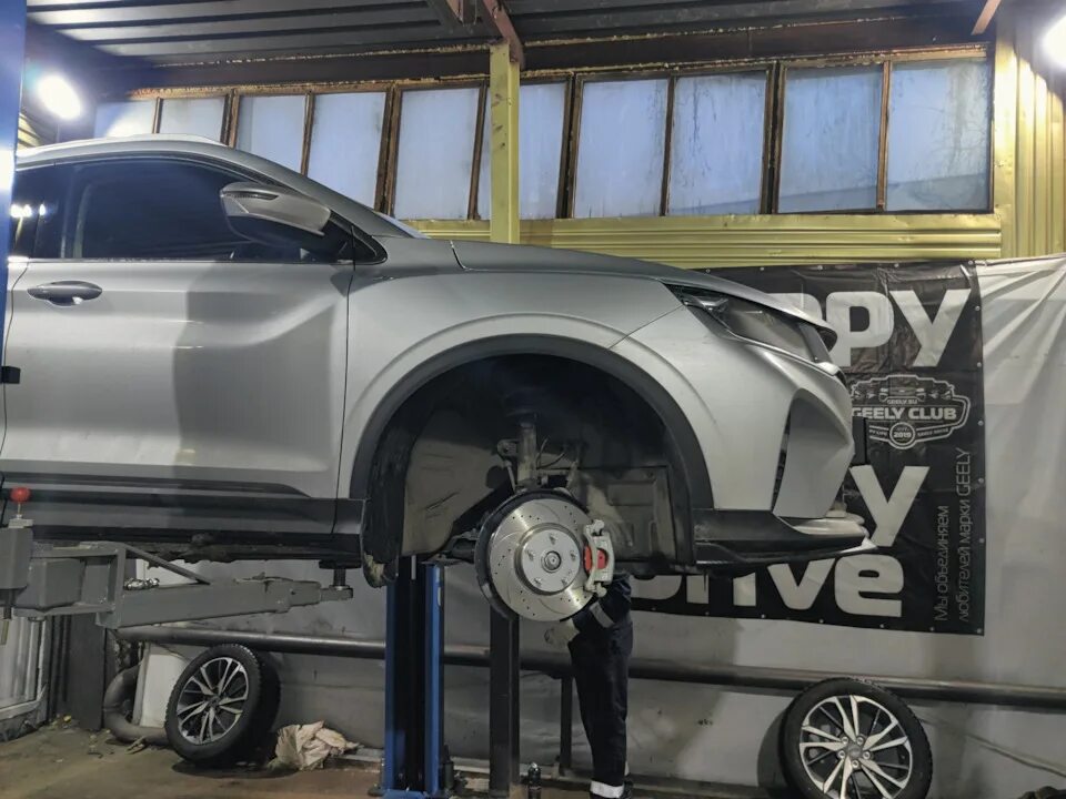 Газовые упоры капота geely coolray. Джили атлас 2019 год амортизатор правый передний. Джили кулрей подвеска. Джили кулрей амортизаторы. Упоры капота geely coolray.
