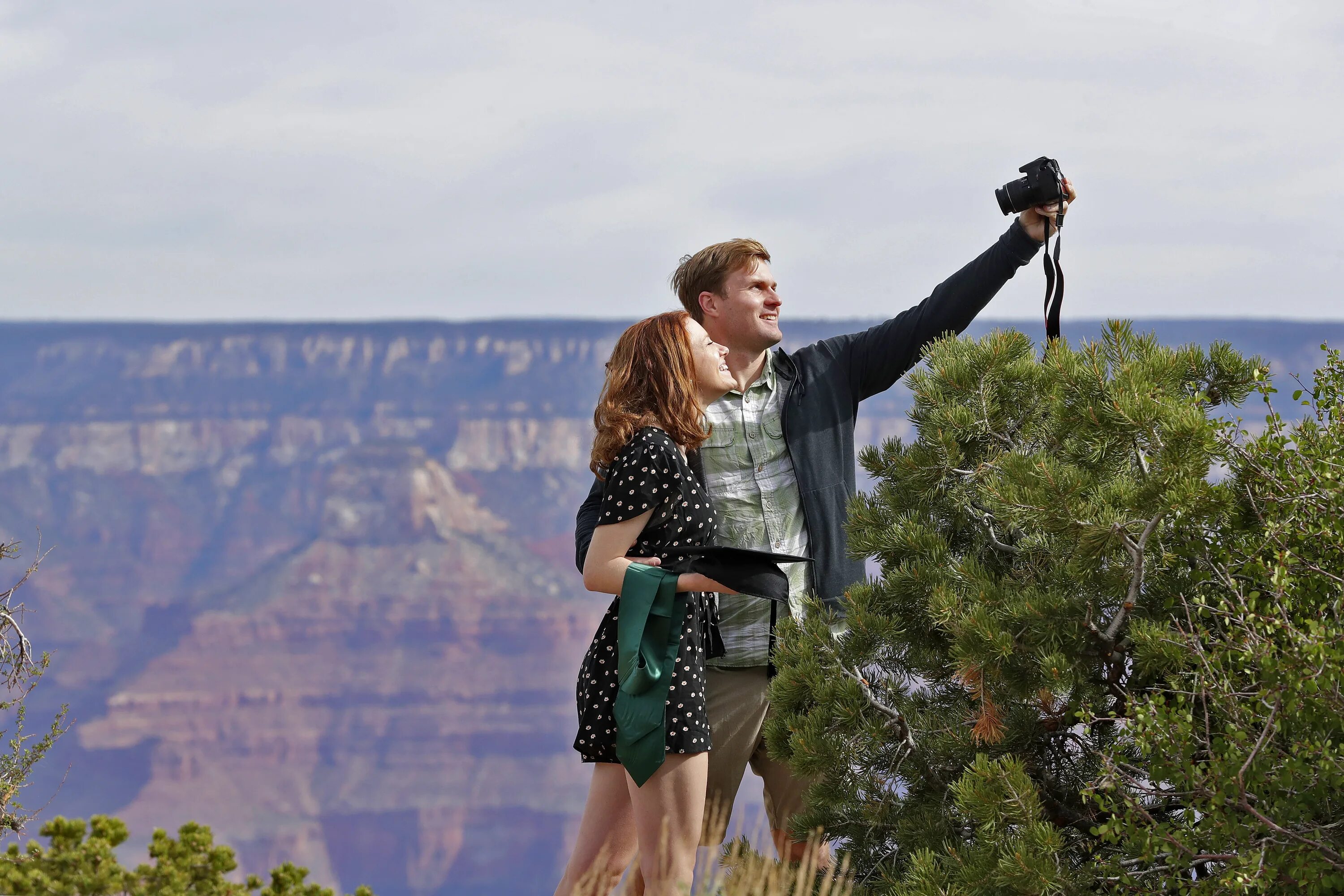 He was a tourist. Гранд каньон. Grand Canyon Tourists. Гранд каньон и человек. Парень на каньоне.