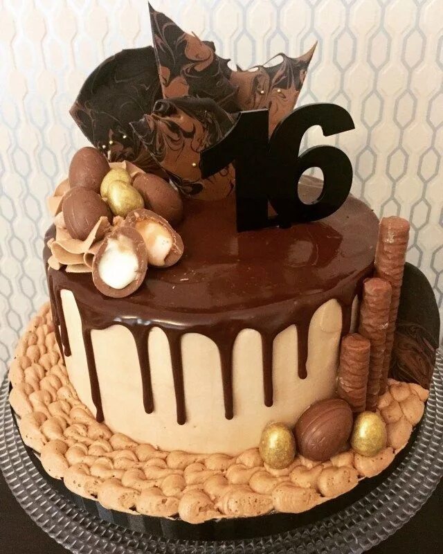 My go at a chocolate explosion cake Chocolate bar cakes, Ultimate chocolate cake