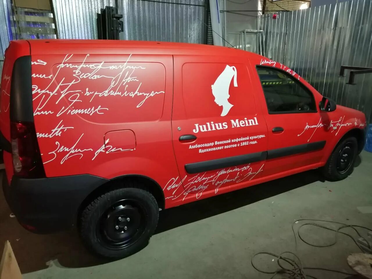 Брендирование автомобиля. Брендированных под. Дизайнерская оклейка автомобиля. Оклейка авто брендирование. Реклама автомобиля.