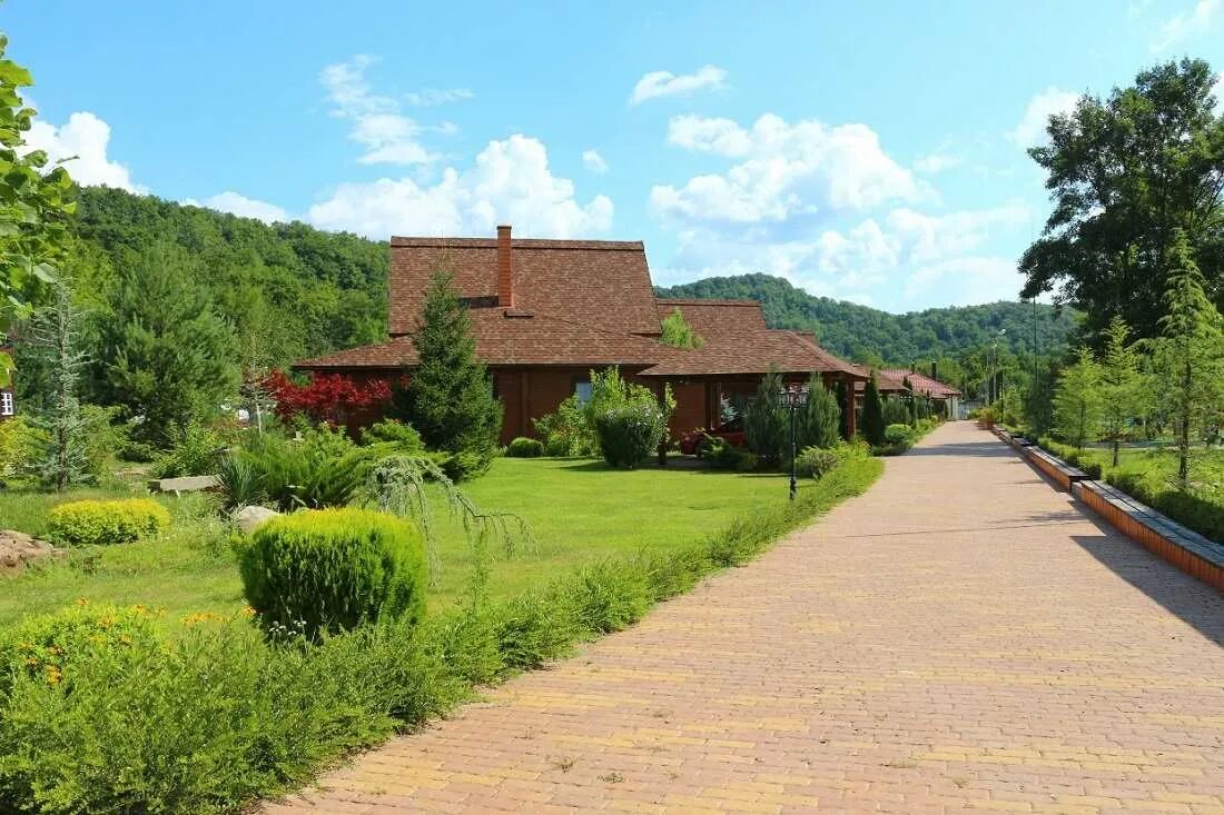 Дом в горах краснодарского края. Красная поляна сочи тирольский дом. Тирольский домик красная поляна. Адыгея горы лагонаки турбазы. Турбаза белая река адыгея.