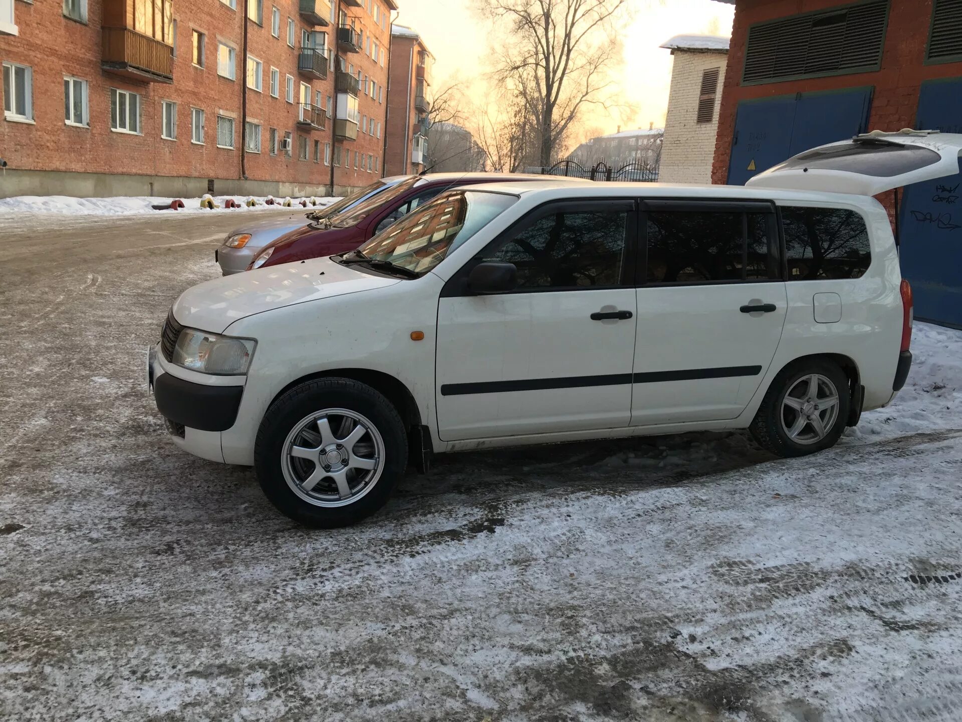 Toyota probox 2004. Toyota probox r15. Toyota probox. Резина на тойота пробокс. Тойота пробокс на 16 дисках.