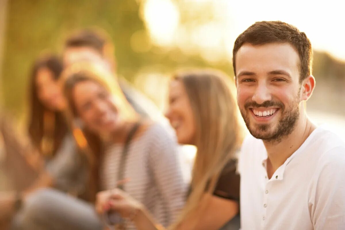 Фото улыбающихся людей. Позитивные эмоции. Стоит улыбнуться друзья. Группа людей улыбается. Стоит улыбнуться друзья.