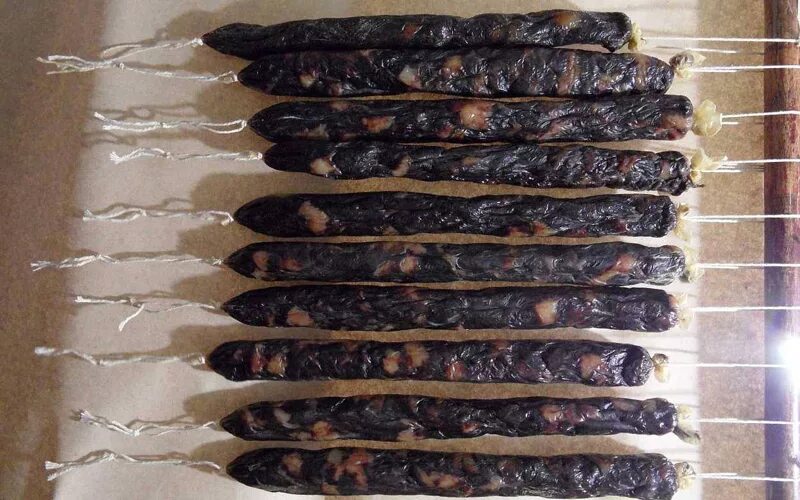 Колбаса казылык сыровяленая. Конина казылык. Колбаса казылык сыровяленая. Колбаса казылык из конины с/в. Колбаса конина вяленая казылык.