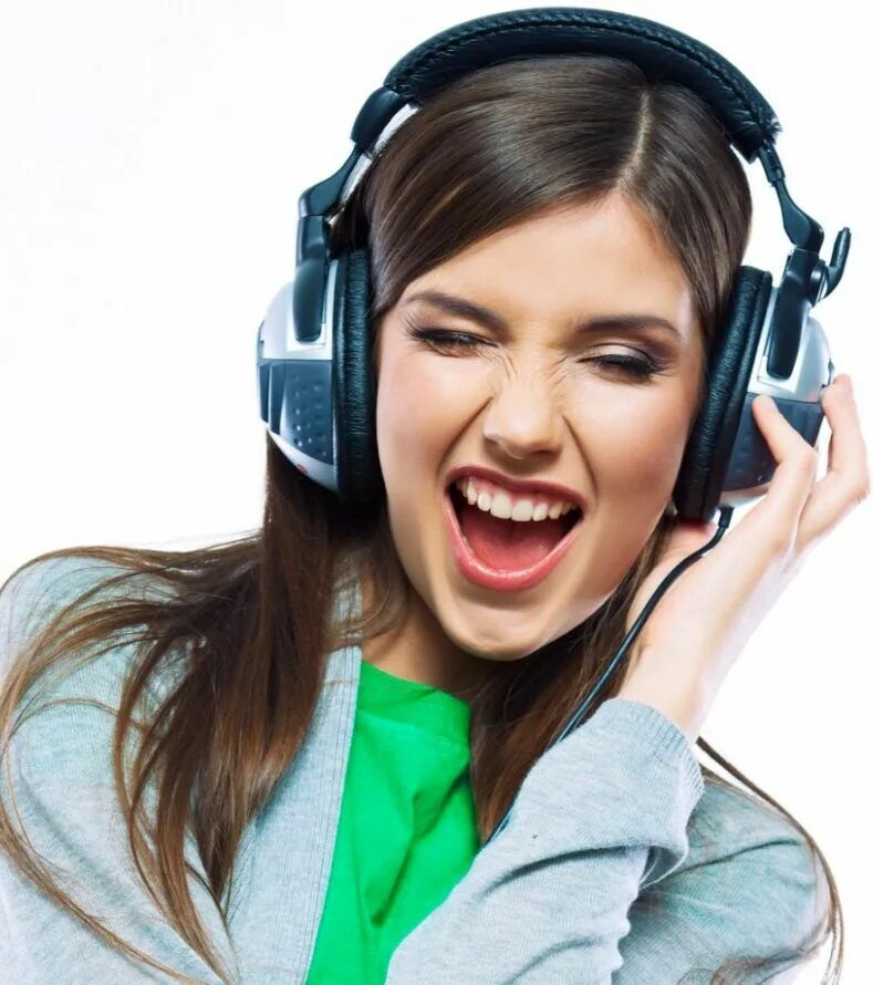 Девушка в наушниках поет. Кричит в рупор. Прикольная колонка. Громче работает. Человек кричит.