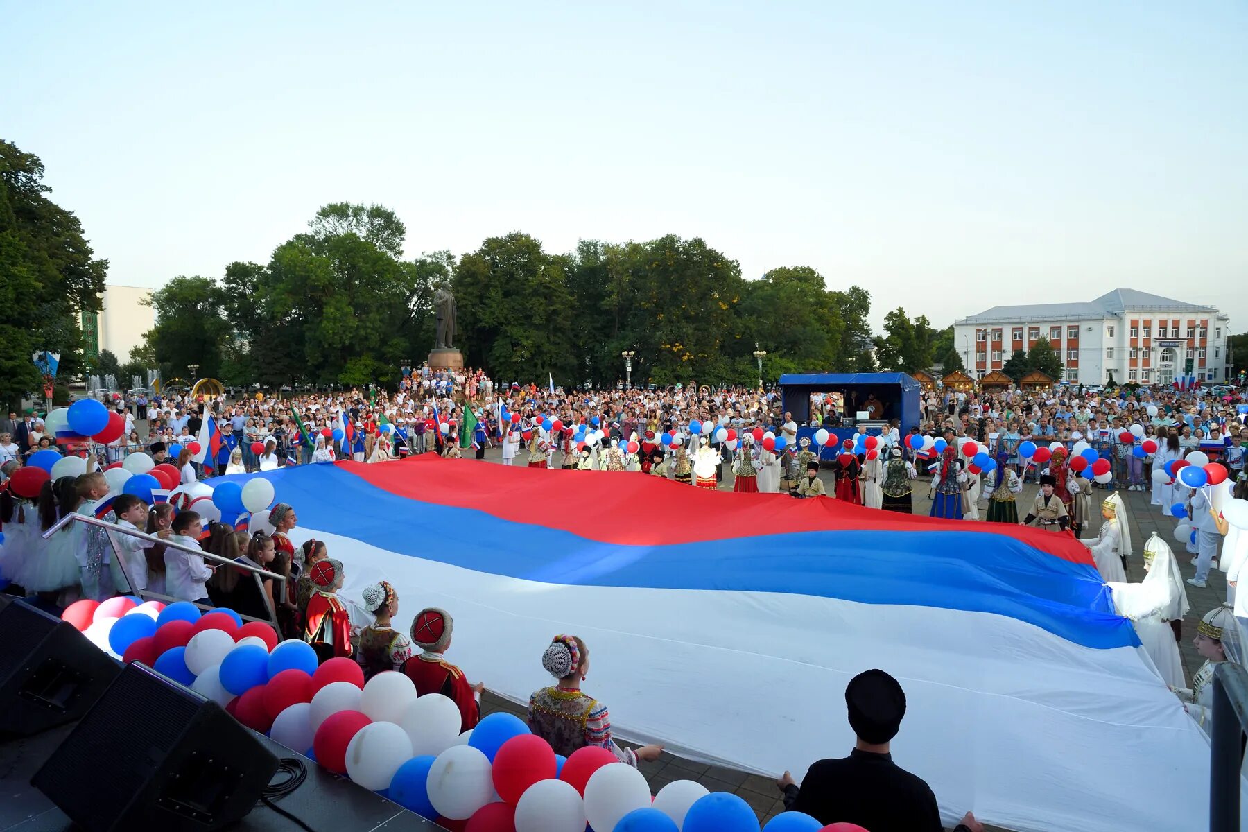 14 мая праздник в россии 2024. День России празднование. День флага. Празднование дня флага России. Флаг России праздник.