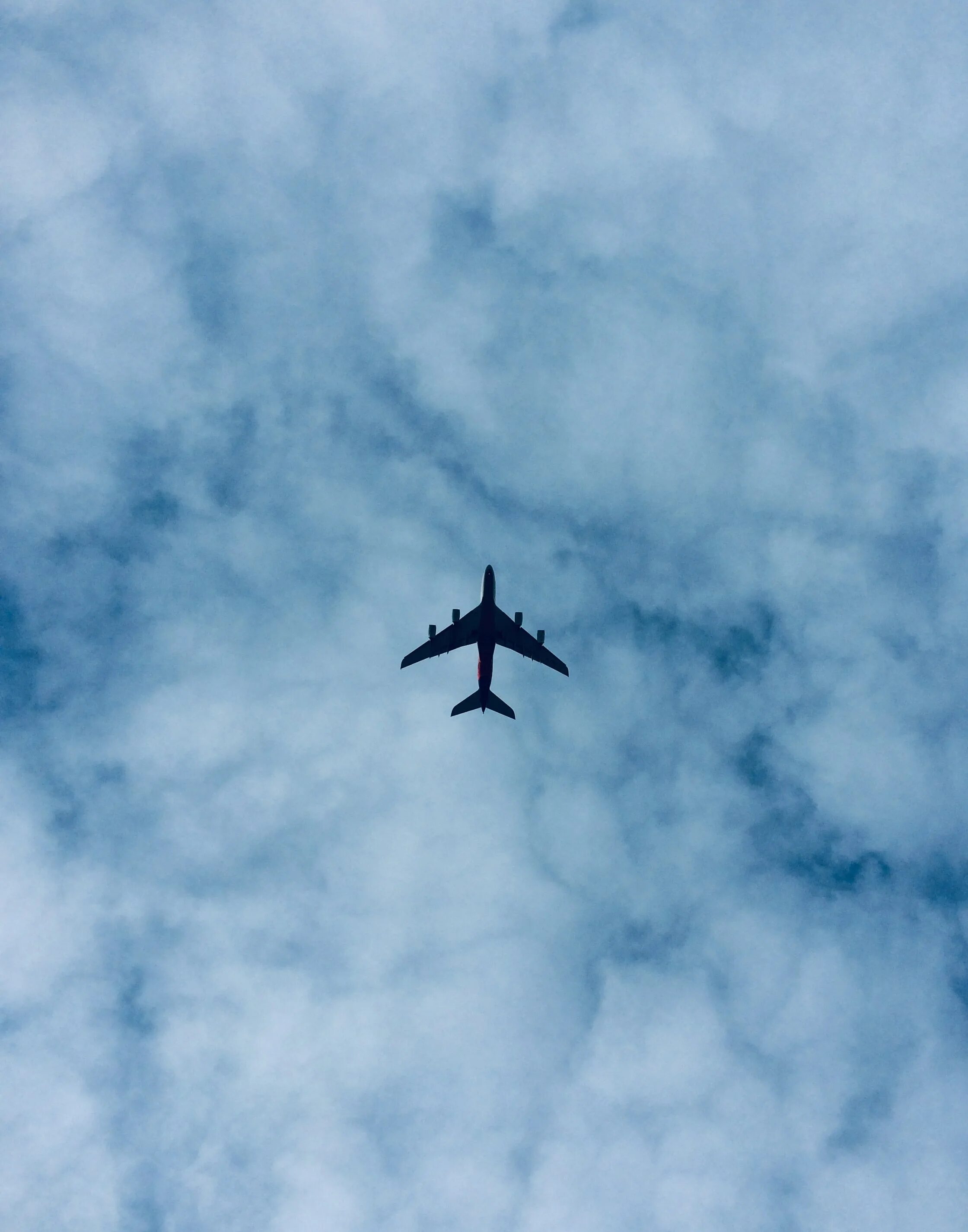 Самолет снизу в небе. Самолет в небе. Силуэт самолета в небе. Обои самолет.