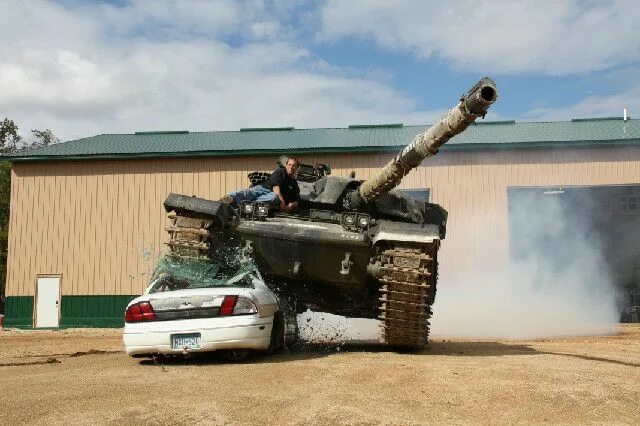 Гусеница леопард 2. Настоящий танк. Про машину танк. Про машину танк. Танки в тачках.