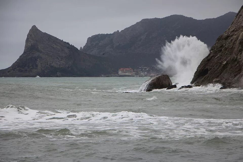 Судак шторм. Волны в судаке. Судак шторм на море сегодня. Судак море шторм. Судак море шторм.