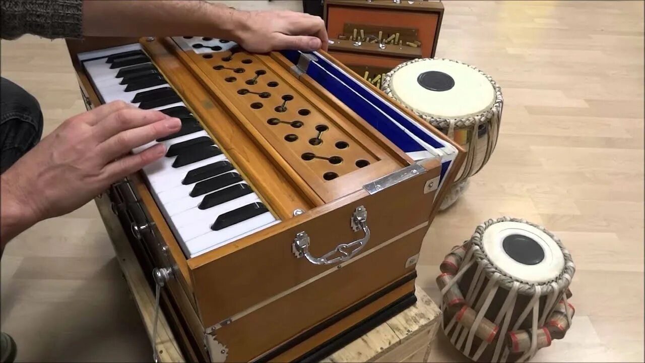 Harmonium музыкальный инструмент. Инструменты с мехами и клавишами. Индийская фисгармония. Paolo soprani аккордеон. Инструменты с мехами и клавишами.