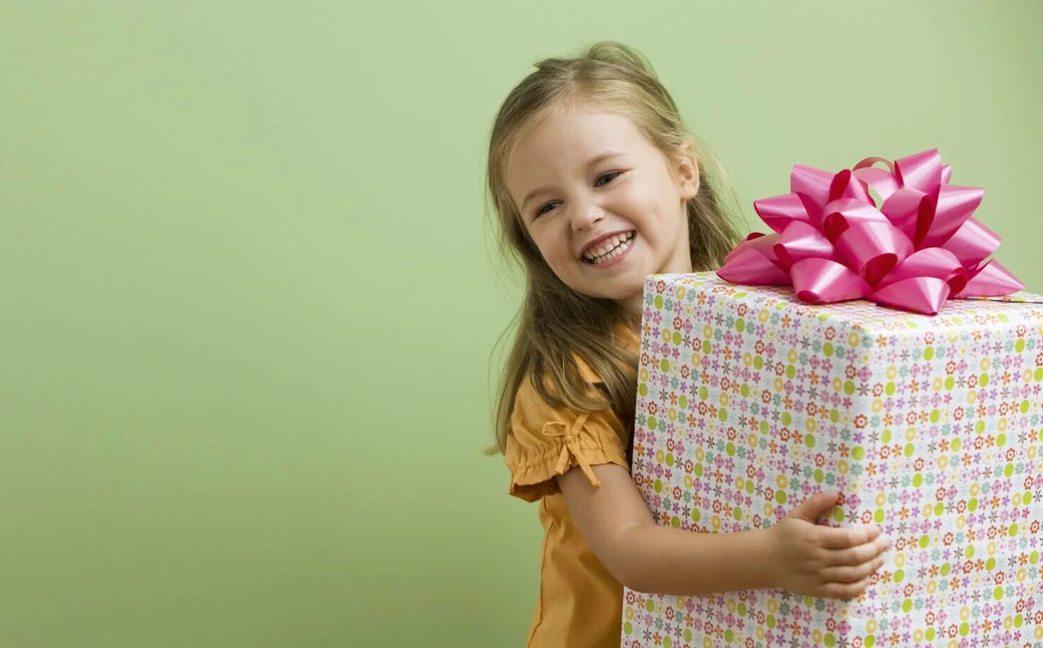 Подарки для детей. Подарок для девочки. Ребенок радуется подарку. Подарки на день рождения девочке.