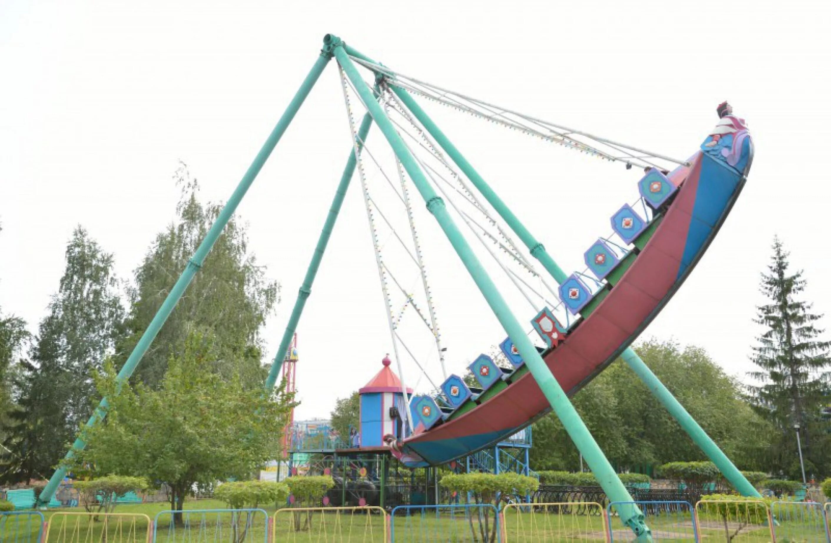 Парк победы набережные челны. Аттракционы в парке победы набережные челны. Парк культуры набережные челны аттракционы. Карусели набережные челны. Парк победы набережные челны аттракционы.