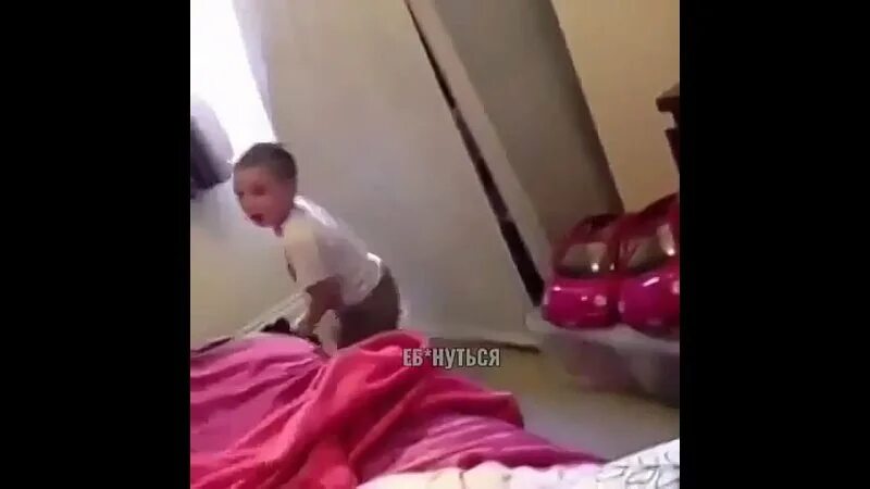 нашел мамин. ребёнок нашёл мамиу игрушку. нашел мамин. найти маму. нашел мамин.