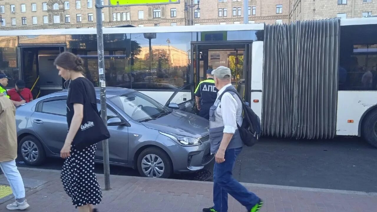 Упавший автобус в петербурге. Спб автобус мойка якоря.