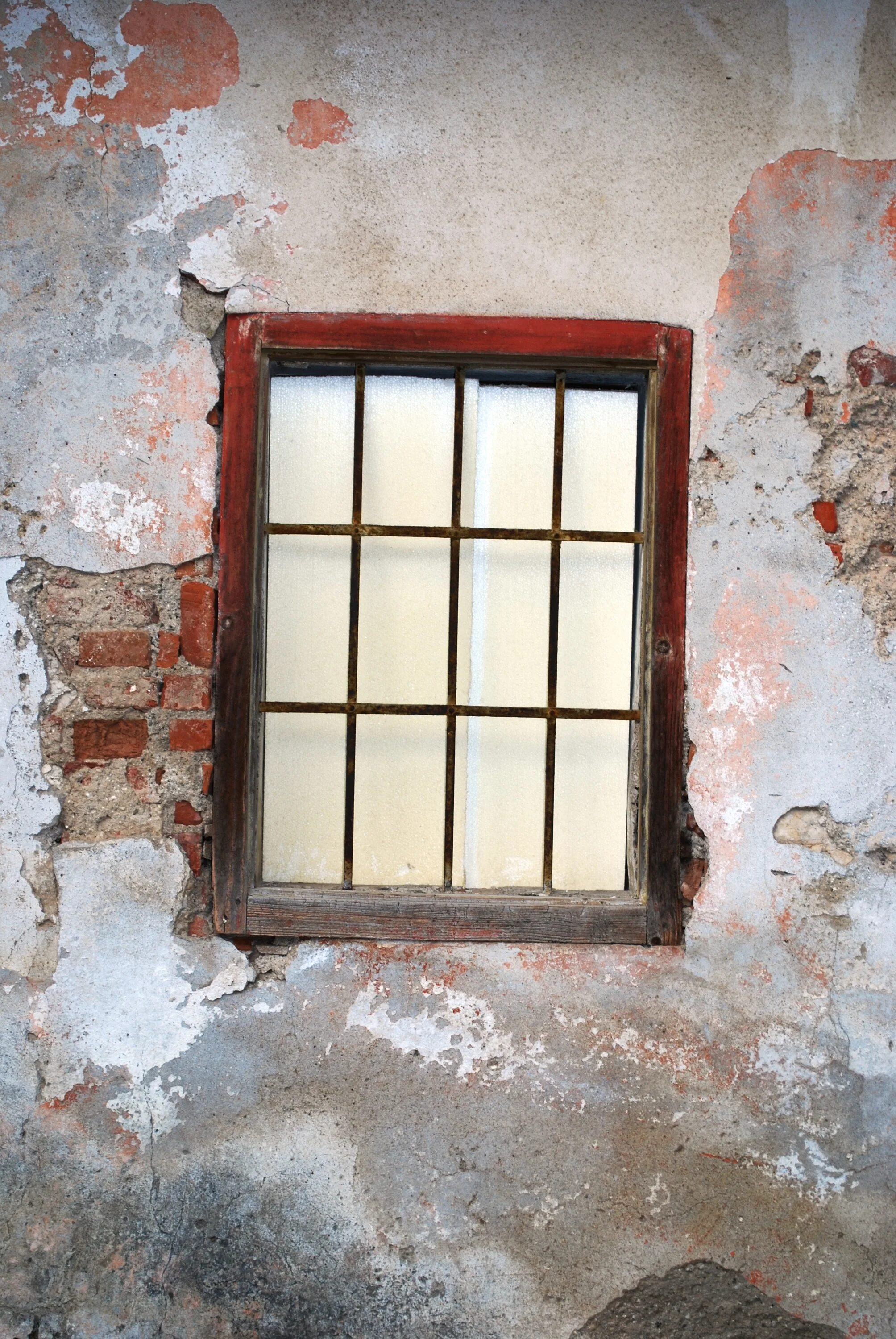 Разрушенное окно. Старинная стена. Ветхое окно. Старая стена. Старое окно в доме.