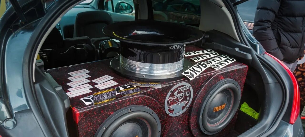 Несколько буферов. Багажник вольво 940 самбуфер. Несколько буферов. 2х15 сабвуферов прайд t. Прайд сабвуфер 15 st саб.