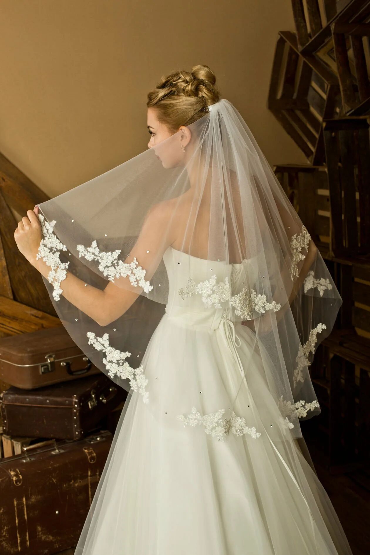 Одеть фату невесты. Фата. Свадебная фата. Красивая невеста. Одеть фату невесты.