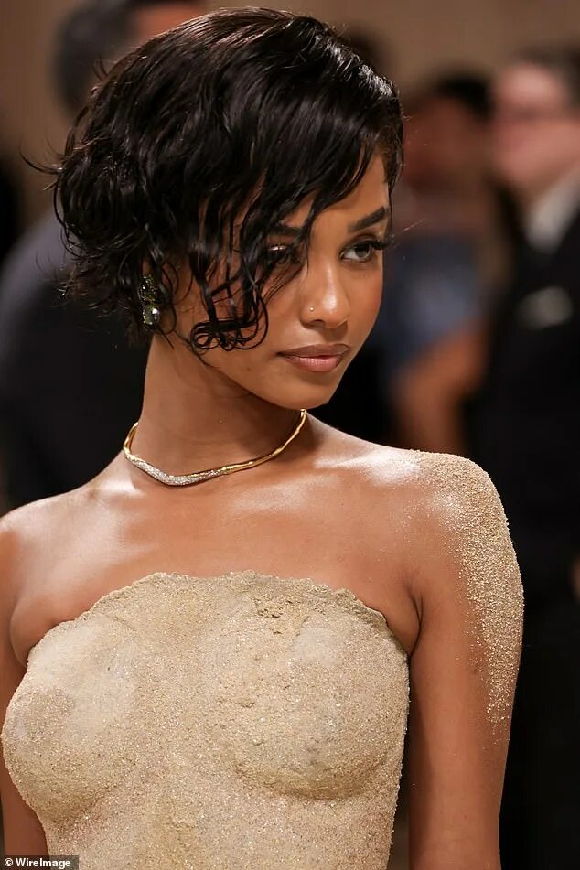 Cardi b met gala 2019. Кендалл дженнер мет гала 2021. Платье песок мет. Платье песок мет. Платье песок мет.