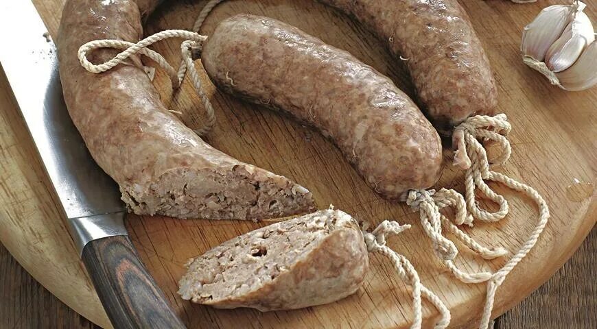 домашние колбаски в кишке. колбаски из субпродуктов. ливерная колбаса фото. домашняя колбаса ливерная в кишках. домашняя колбаса ливерная в кишках.
