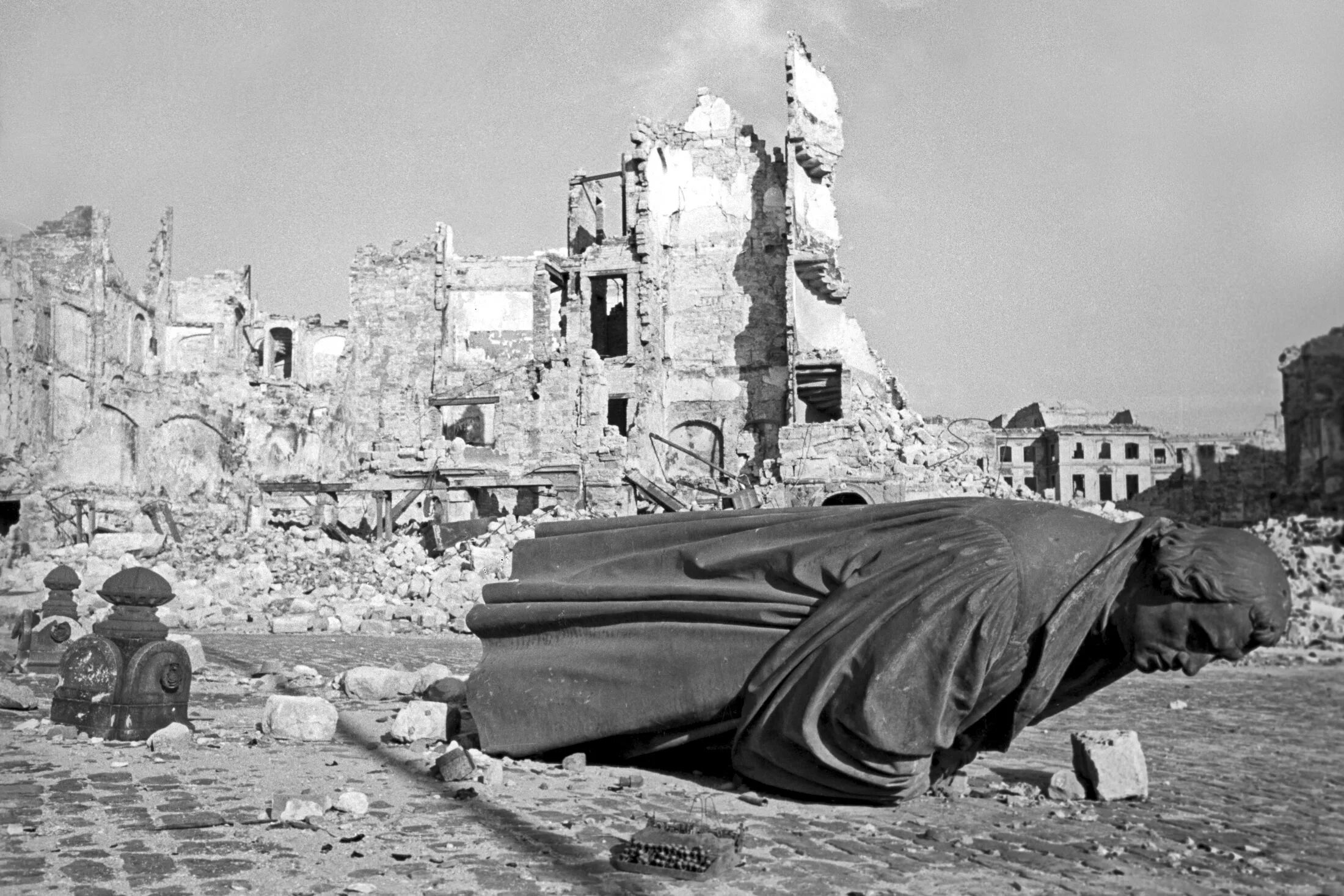 13 городов великой отечественной войны. Дрезден после бомбежки 1945 год. Разрушенный Дрезден 1945. Дрезден после бомбардировки 1945.