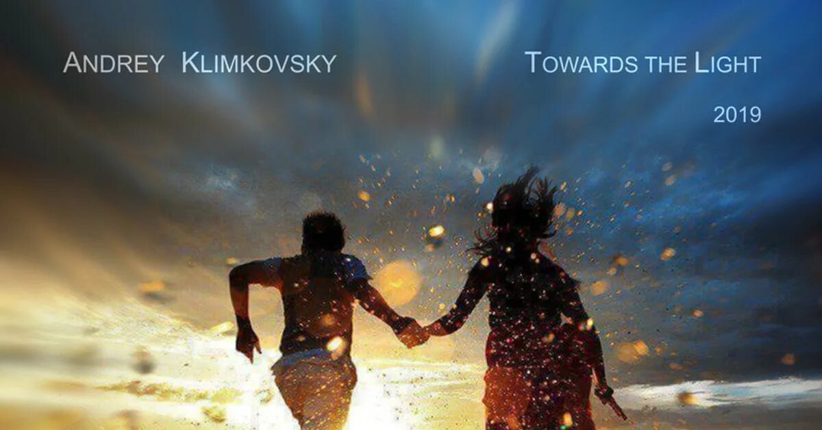 Парень и девушка бегут. Женщина бежит навстречу мужчине. Бежит навстречу. Бегут навстречу друг другу. Влюбленные бегут.