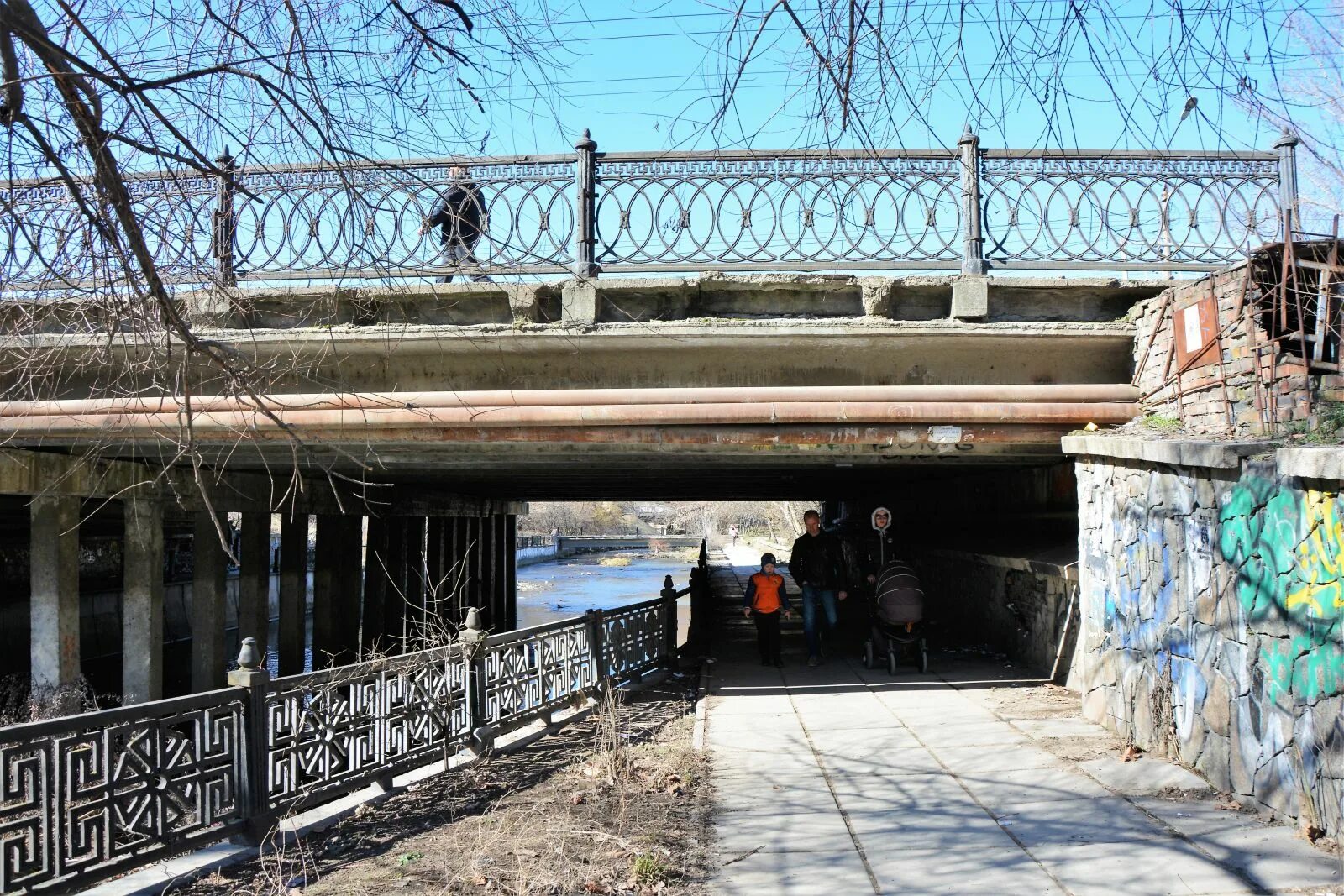 В гагарине закрыли мост