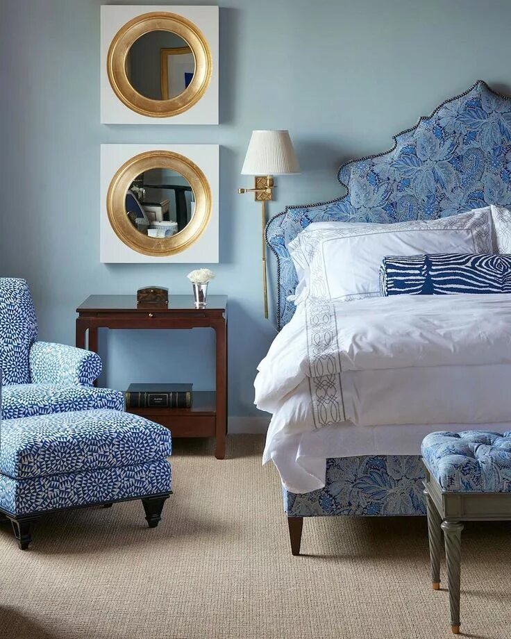 Голубая спальня. Спальня в голубых тонах. Голубые обои в спальне. Голубой интерьер.
