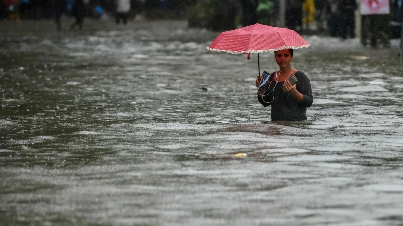 It s raining heavily. Дождь в Индии. Мансун дождь. Гоа дождь.