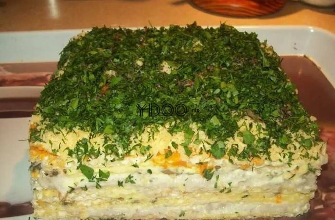 Закуска из вафельных коржей. Закусочный торт из вафельных коржей. Салат торт мимоза. Селедочный торт на вафельных коржах. Закусочный торт наполеон мимоза.