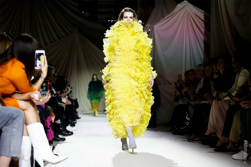 Платье песок на бале мет. Необычные модные вещи. Viktor rolf haute couture. Причудливые наряды. Причудливые наряды.