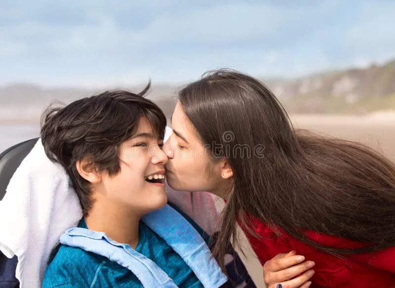Братья целуют младшего. Younger brother 35. Older sister and her. Казючичи младшую и старшую. Целует сестру.