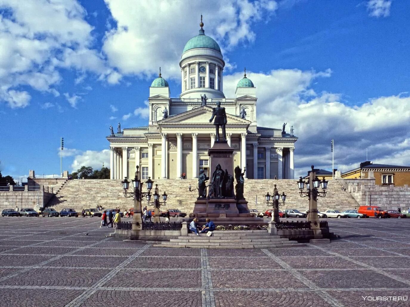 Столица государства финляндии. Финляндия Сенатская площадь в Хельсинки. Сенвторская площадь Хельсинки. Сенатская площадь Хельсинки памятник.