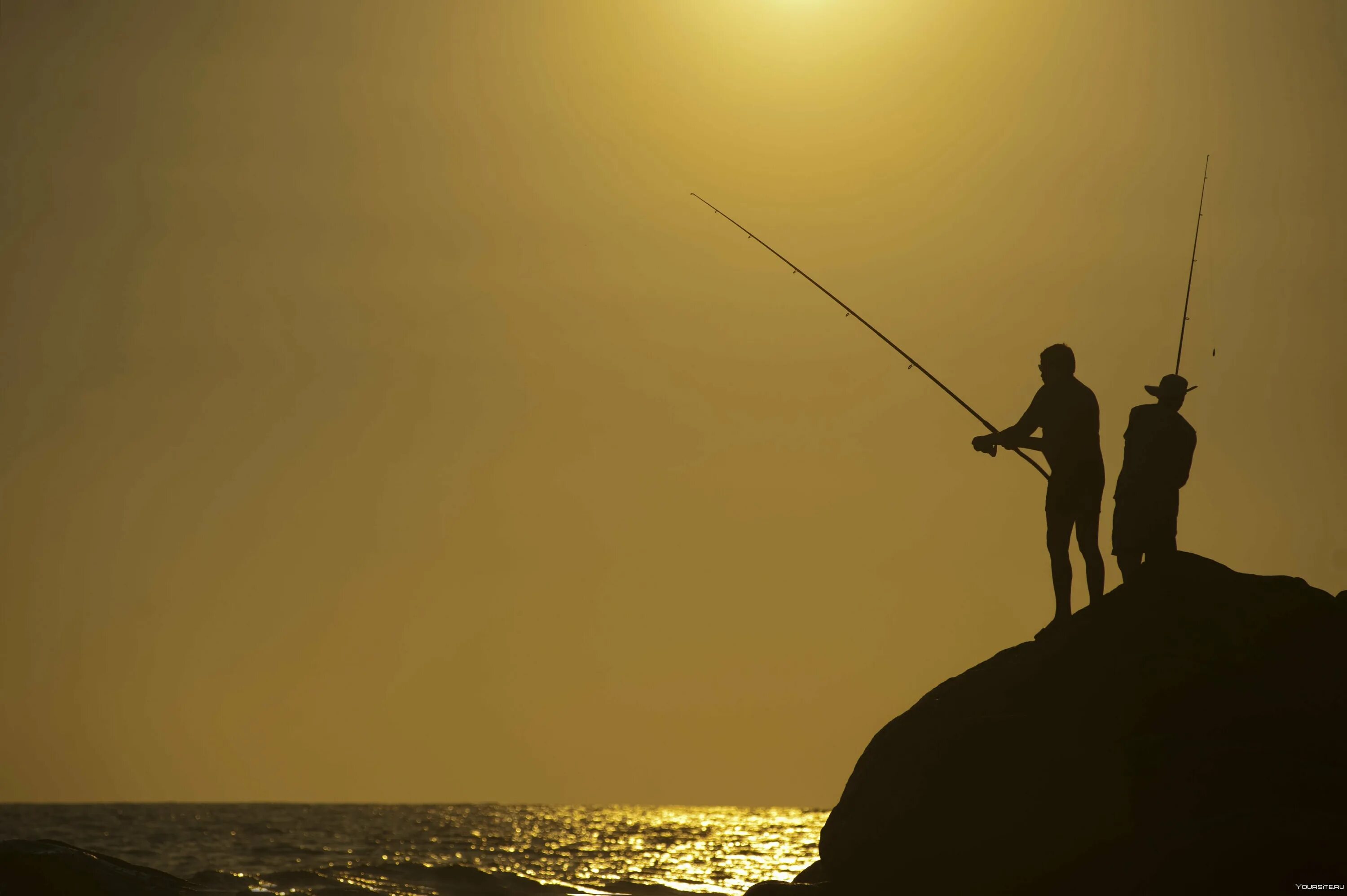 Удочка найти слова. Рыбалка. Рыбак. Рыбак на фоне заката. Силуэт рыбака на закате.