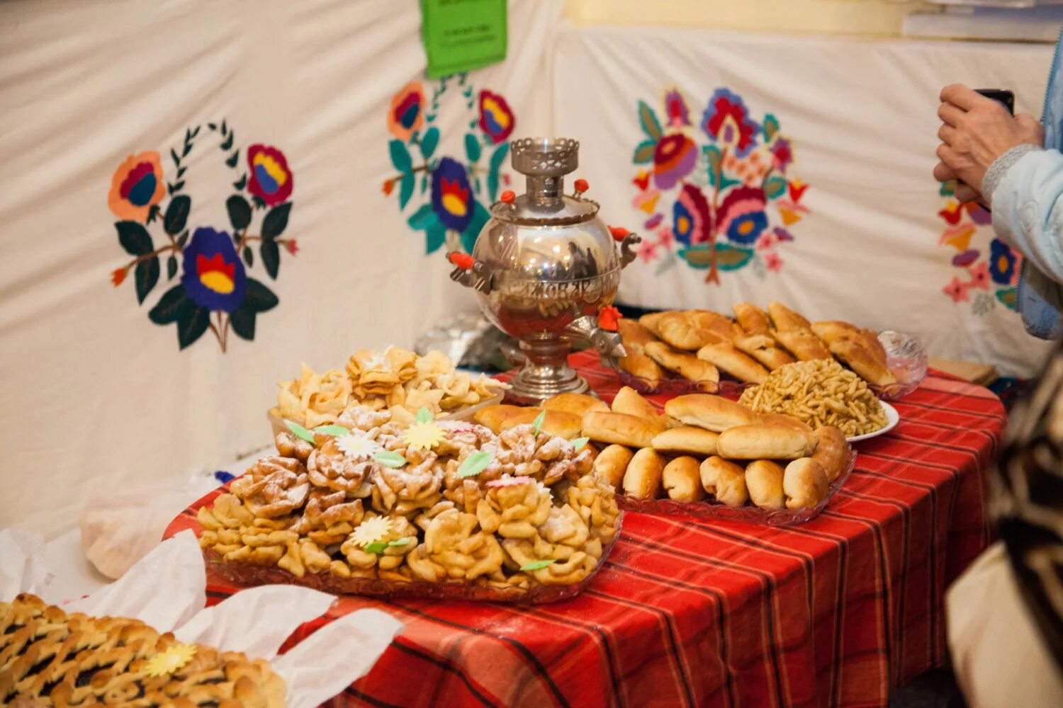 Башкирское национальное блюдо чак чак. Татарская кухня. Татарские лепешки кабартма. Татарская кухня чак чак баурсак. Национальная еда татарстана.